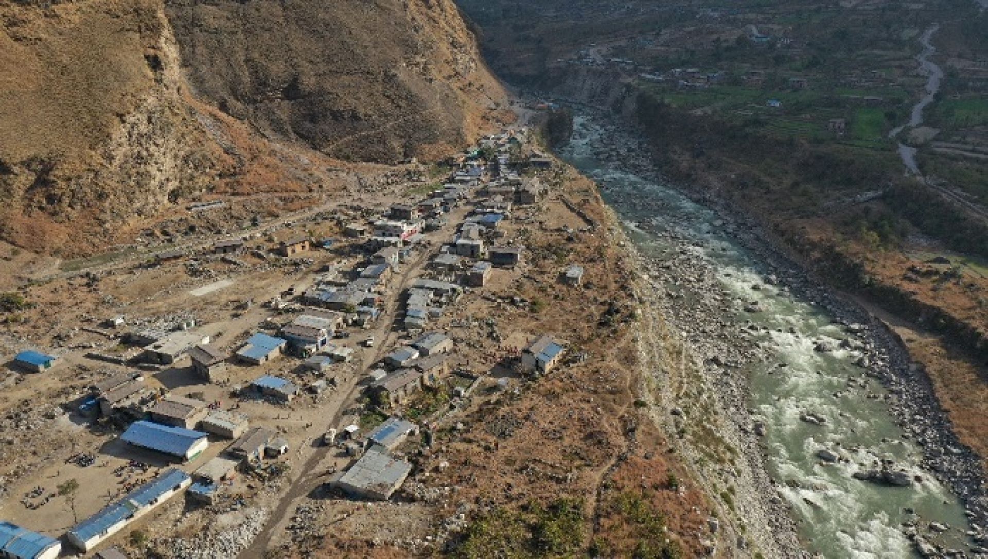 आकाशबाट देखिएको भेरी नदी किनारमा अवस्थित खाती कुर्ता गाउँ (फोटो फिचर)